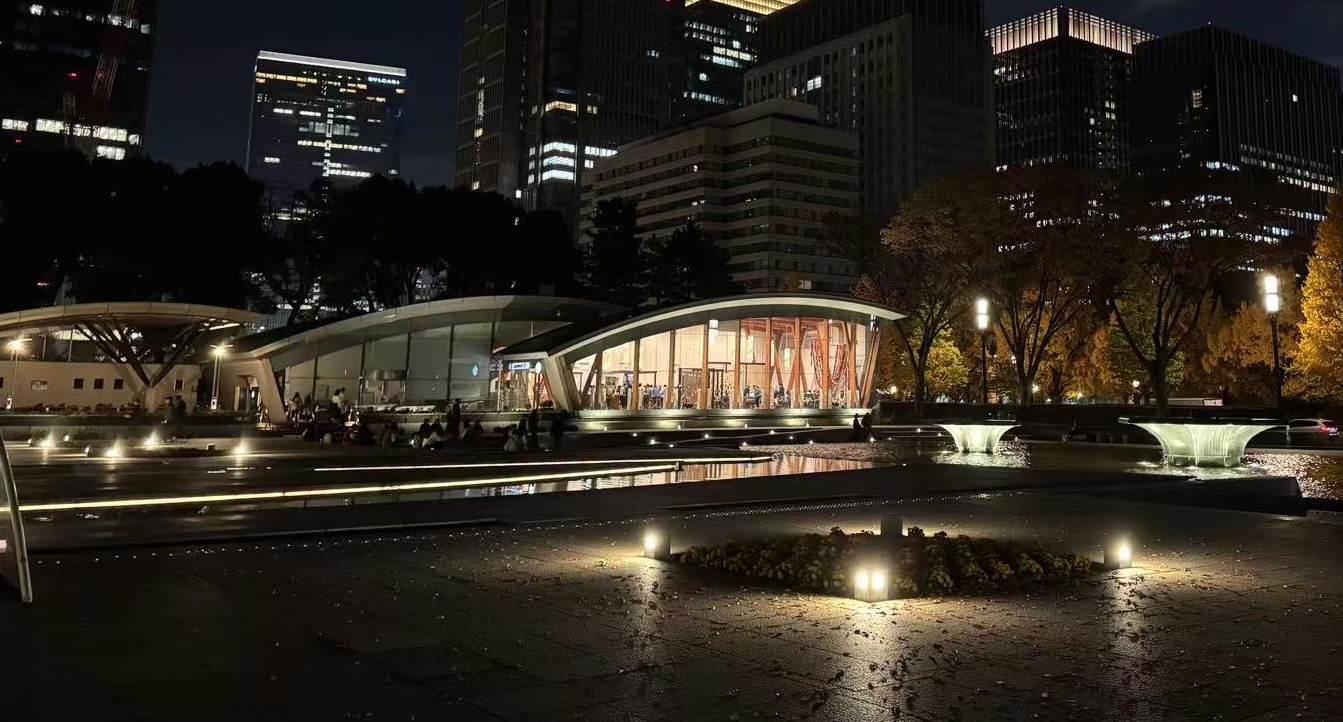 Starbucks near the Imperial Palace in Tokyo, taken before Thanksgiving last year